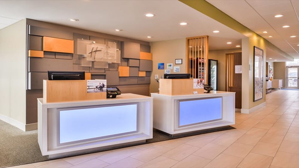 Holiday Inn Express & Suites PARKERSBURG EAST by IHG 2