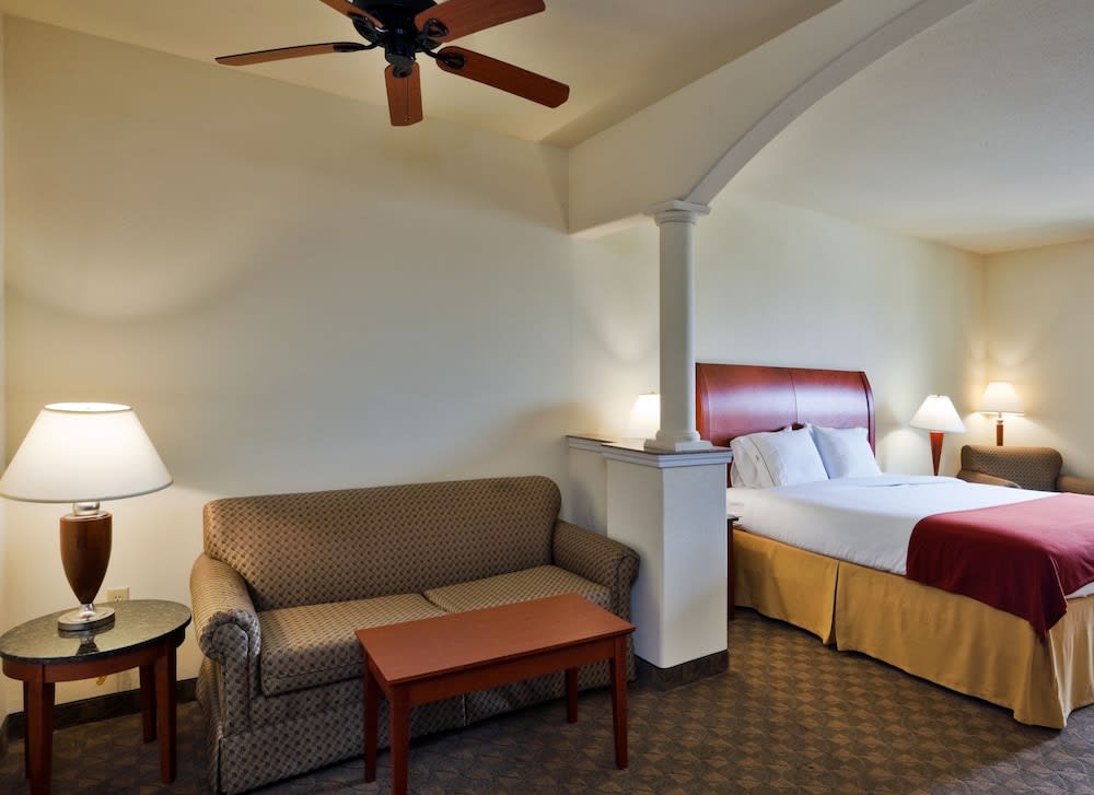 Holiday Inn Express & Suites FAIRFIELD-NORTH by IHG 2