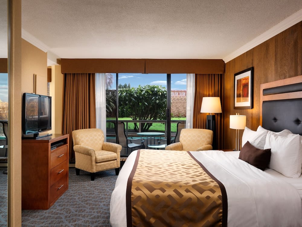 Best Western PLUS Inner Harbour Hotel 5