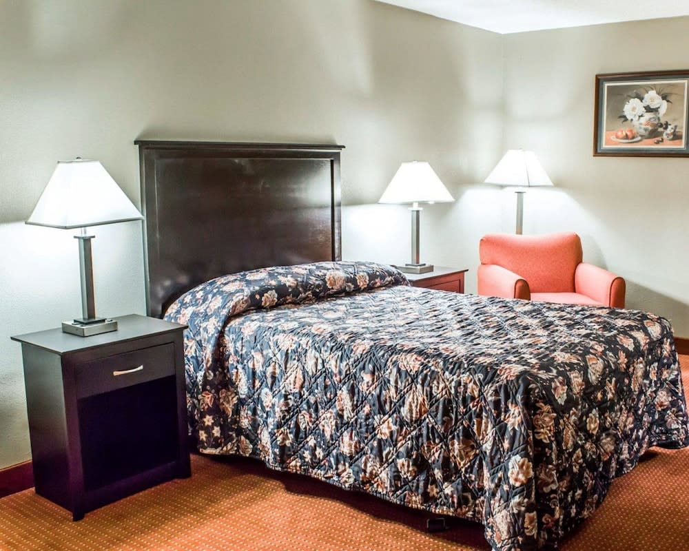 Econo Lodge Burlington I-40 2