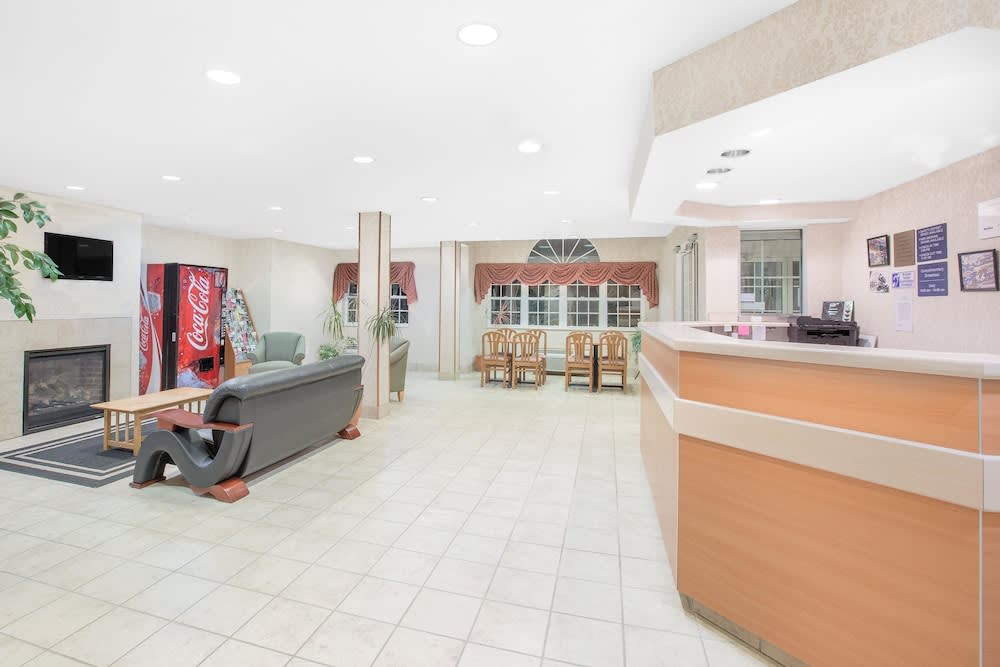Microtel Inn & Suites by Wyndham Colfax/Newton 2