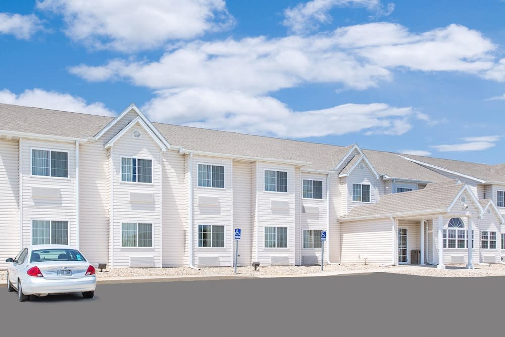 Microtel Inn & Suites by Wyndham Colfax/Newton 1