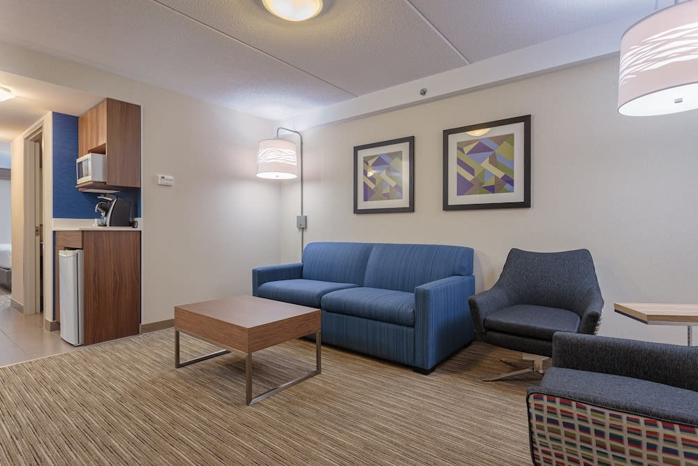 Holiday Inn Express & Suites BELLEVILLE by IHG 2