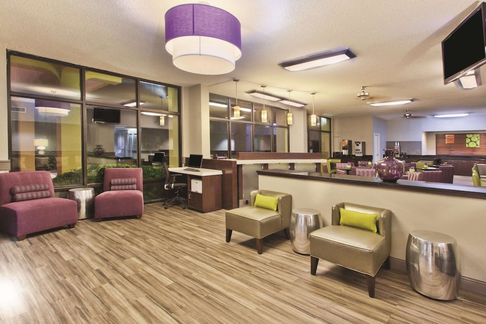 La Quinta Inn & Suites by Wyndham Charleston Riverview 2