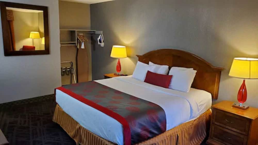 Ramada by Wyndham Barstow 4