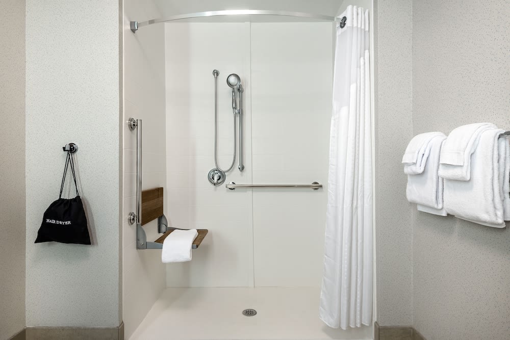 Holiday Inn Express & Suites QUEENSBURY - LAKE GEORGE AREA by IHG 2