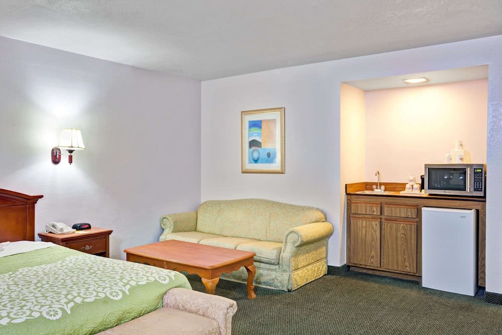 Days Inn & Suites by Wyndham Fullerton 4