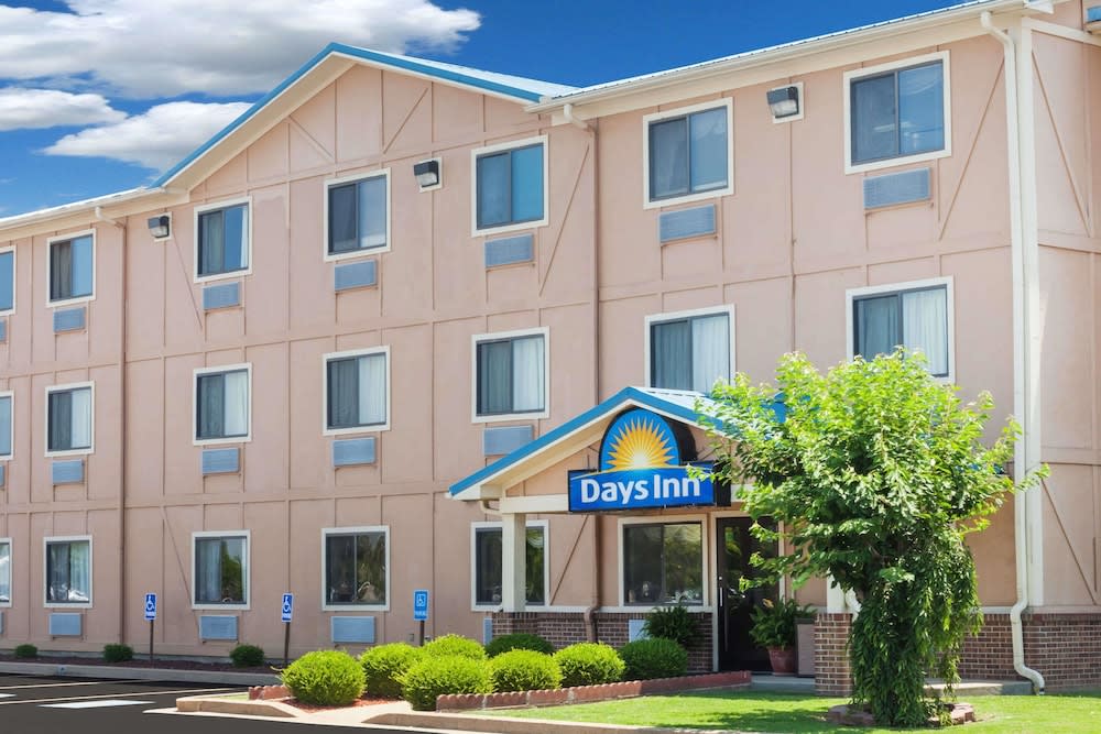 Days Inn by Wyndham Dyersburg 1