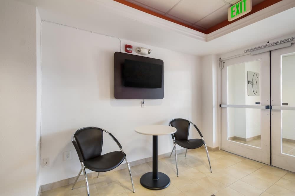 Howard Johnson by Wyndham Lemoore 2