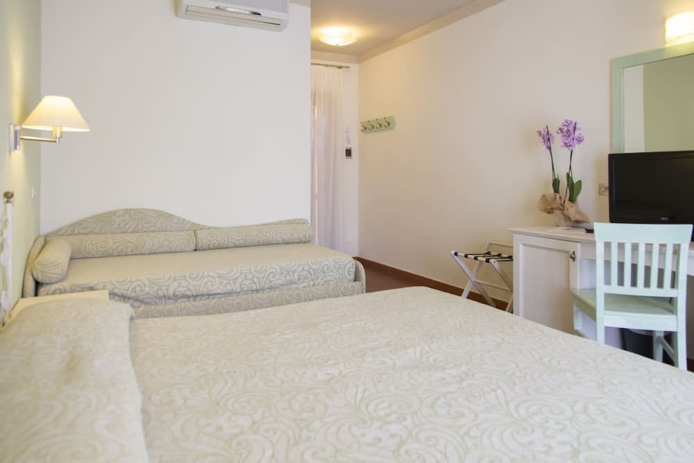 Blu Hotel Laconia Village 5