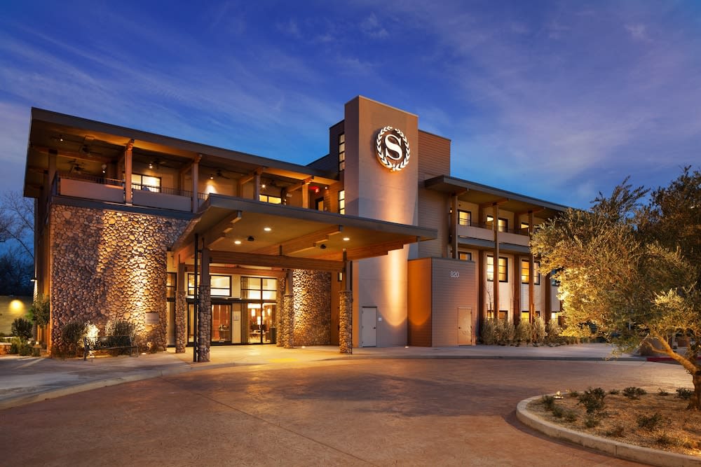 Sheraton Redding Hotel at the Sundial Bridge 1