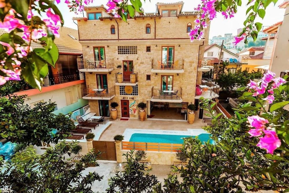 Leda Suites 1