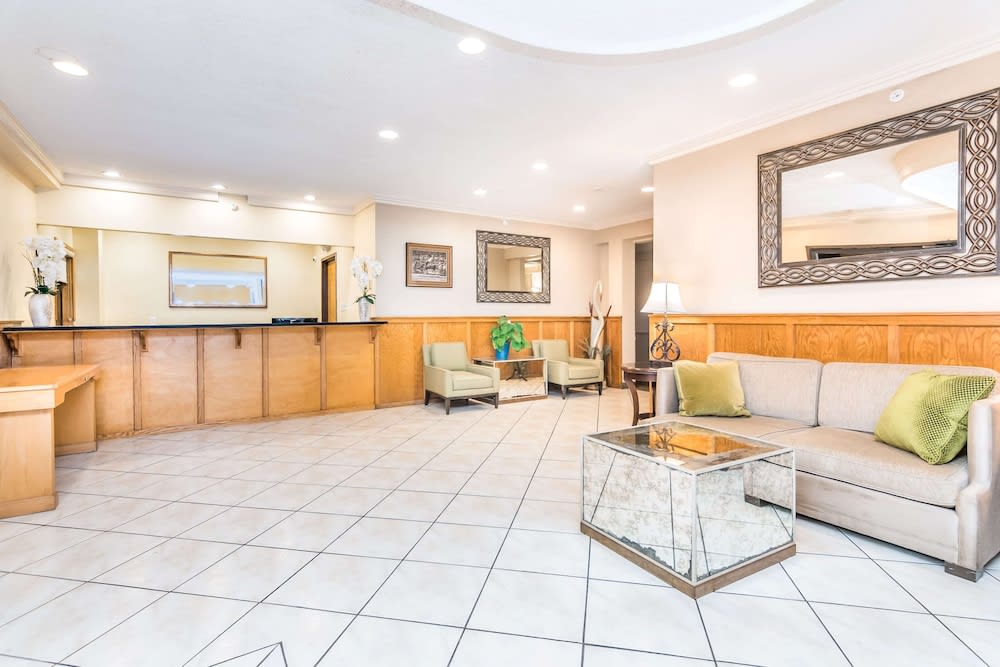 Days Inn & Suites by Wyndham Lake Okeechobee 3