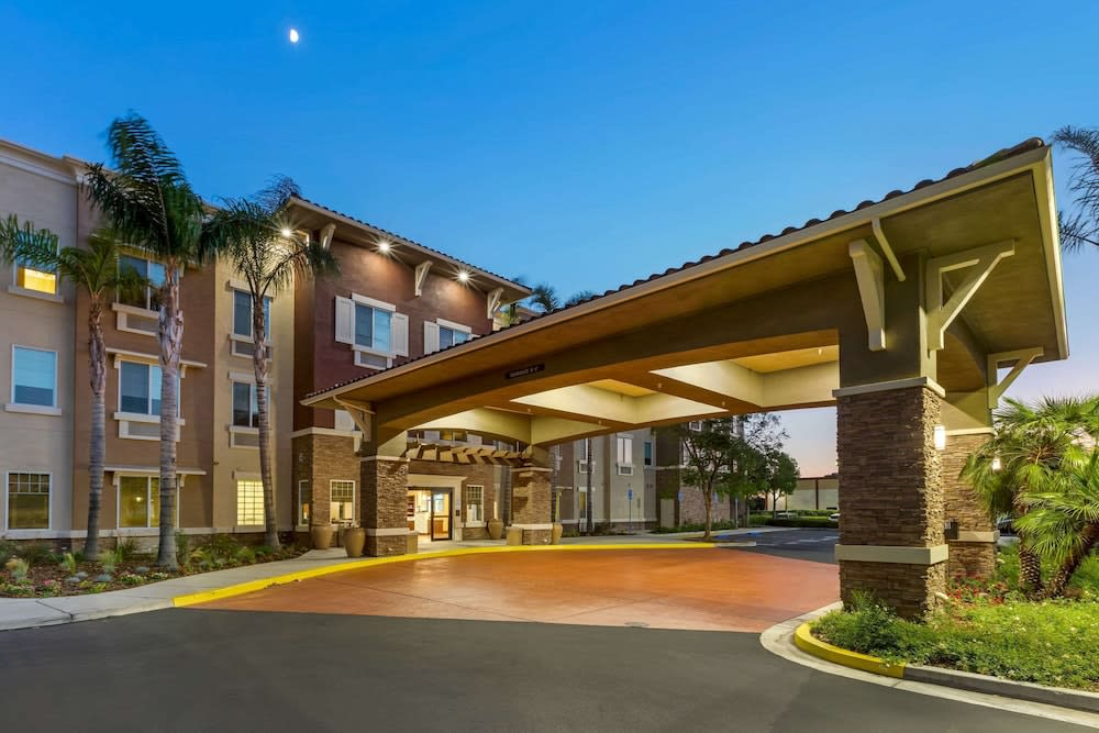 Comfort Inn & Suites Near Ontario Airport 1