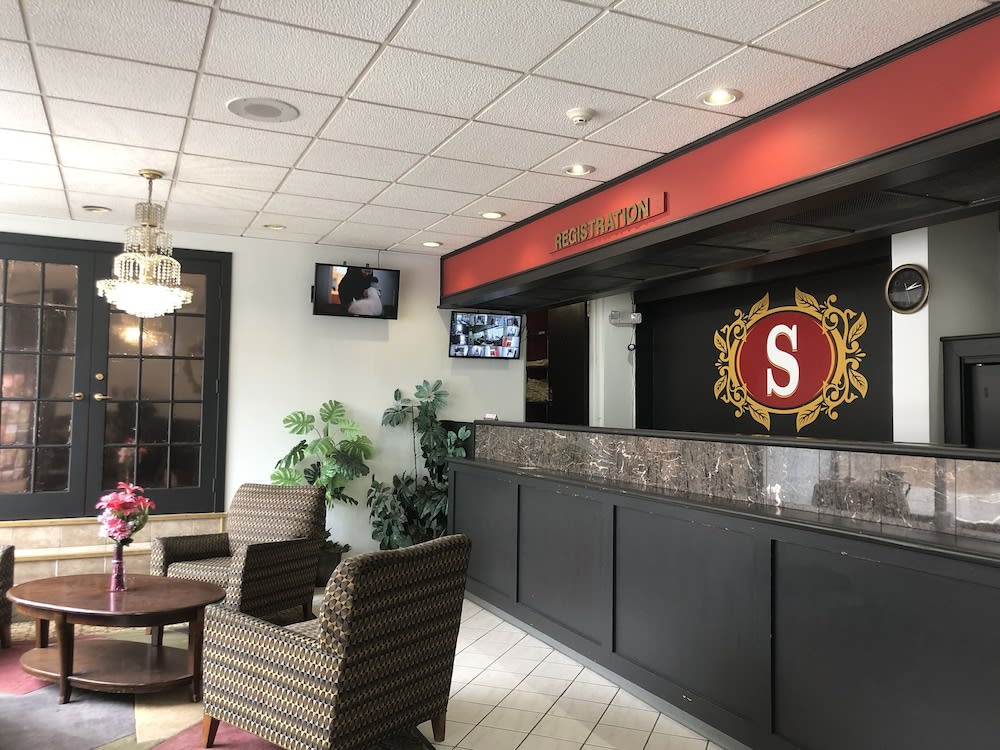 Schenectady Inn & Suites 1