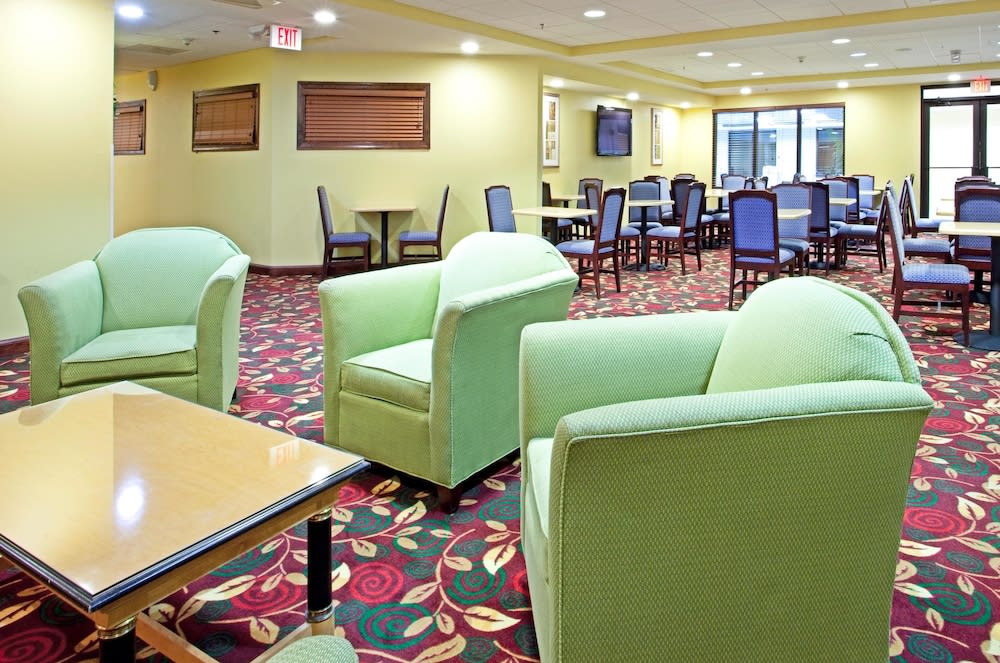 Holiday Inn Express Richmond Airport by IHG 3