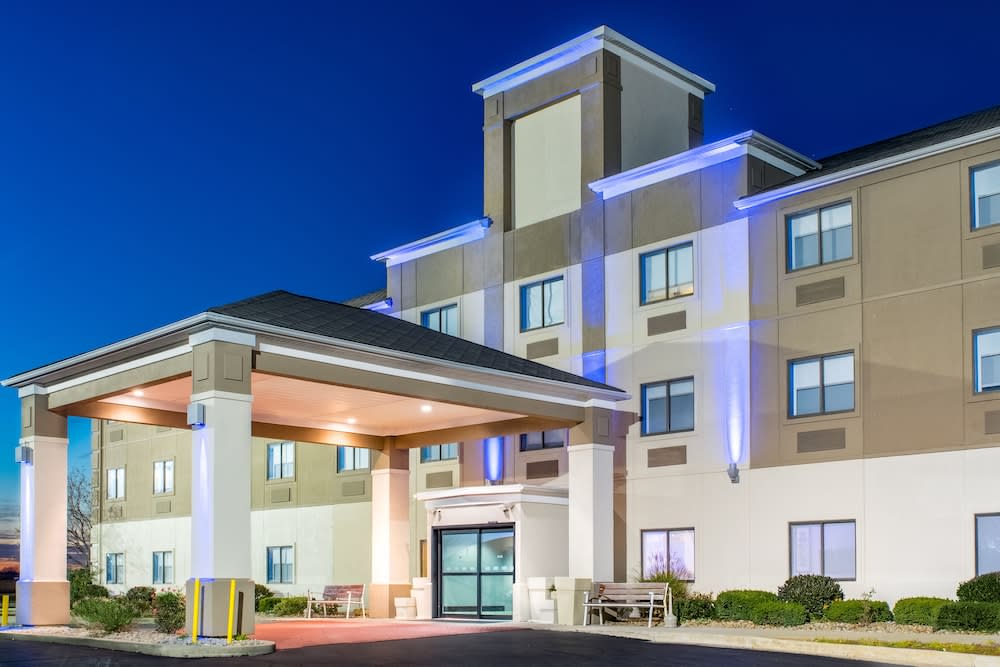 Holiday Inn Express HOWE (STURGIS, MI) by IHG 1