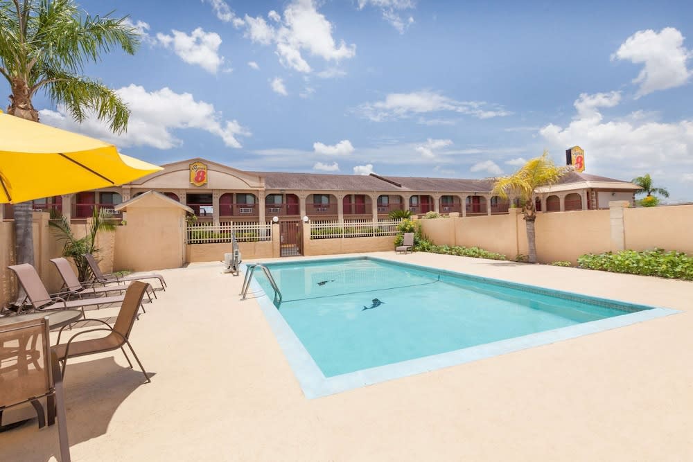 Super 8 by Wyndham Kingsville 1