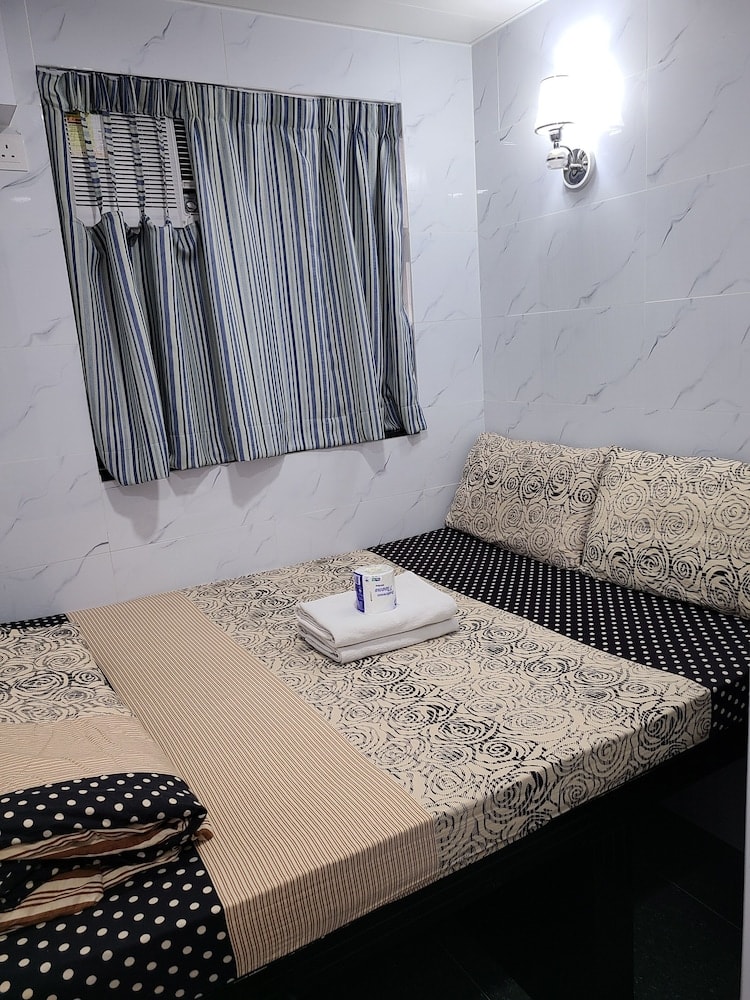 City HK Guest House 24 HOUR RECEPTION Block D & E 10TH FLOOR 1