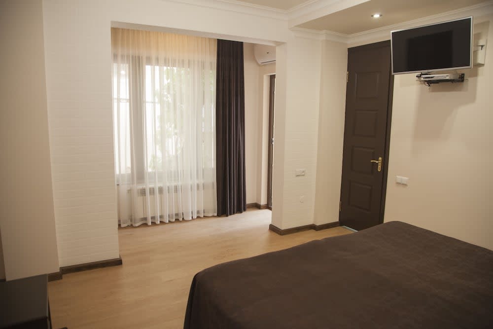 Hin Yerevantsi Hotel 2