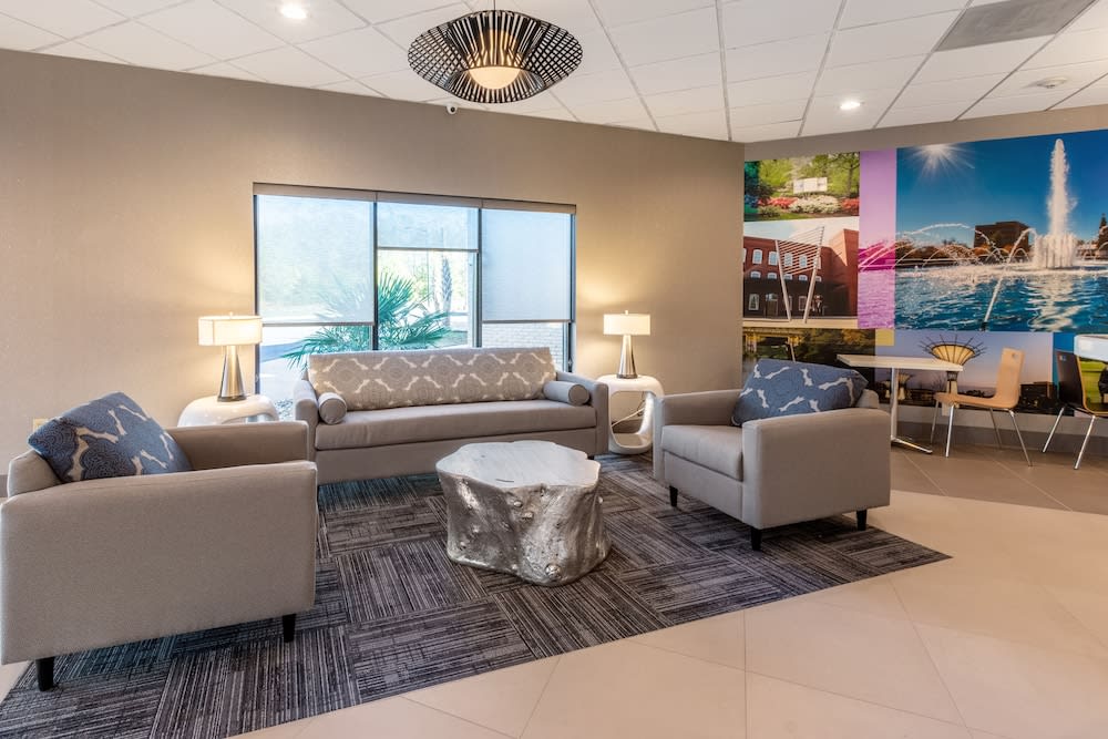 Clarion Pointe Near University 4