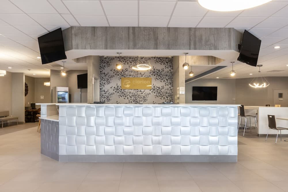 Clarion Pointe Near University 3