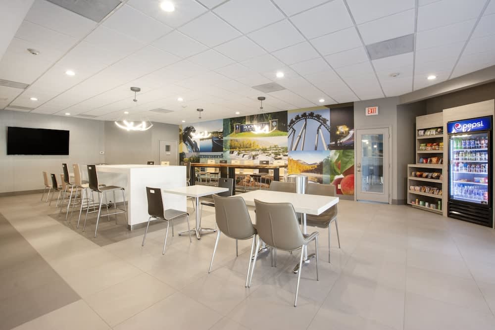 Clarion Pointe Near University 1