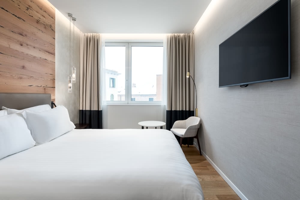 AC Hotel Venezia by Marriott 5