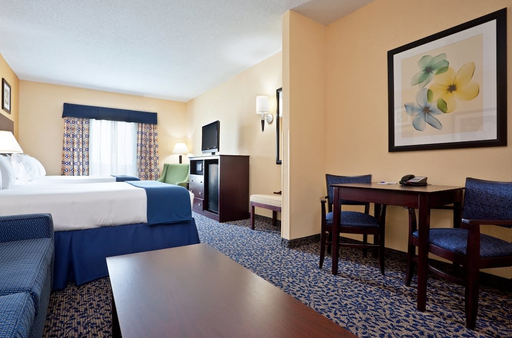 Holiday Inn Express & Suites Akron Regional Airport Area by IHG 4