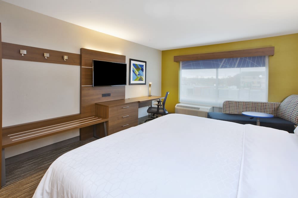 Holiday Inn Express Grand Rapids Airport North by IHG 5