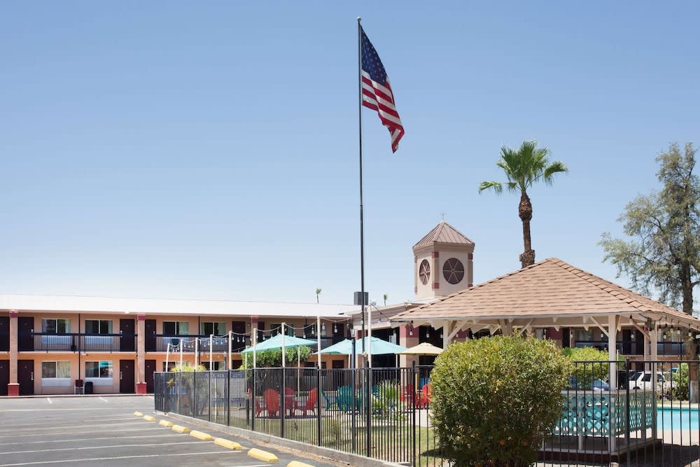 Howard Johnson by Wyndham Yuma 1
