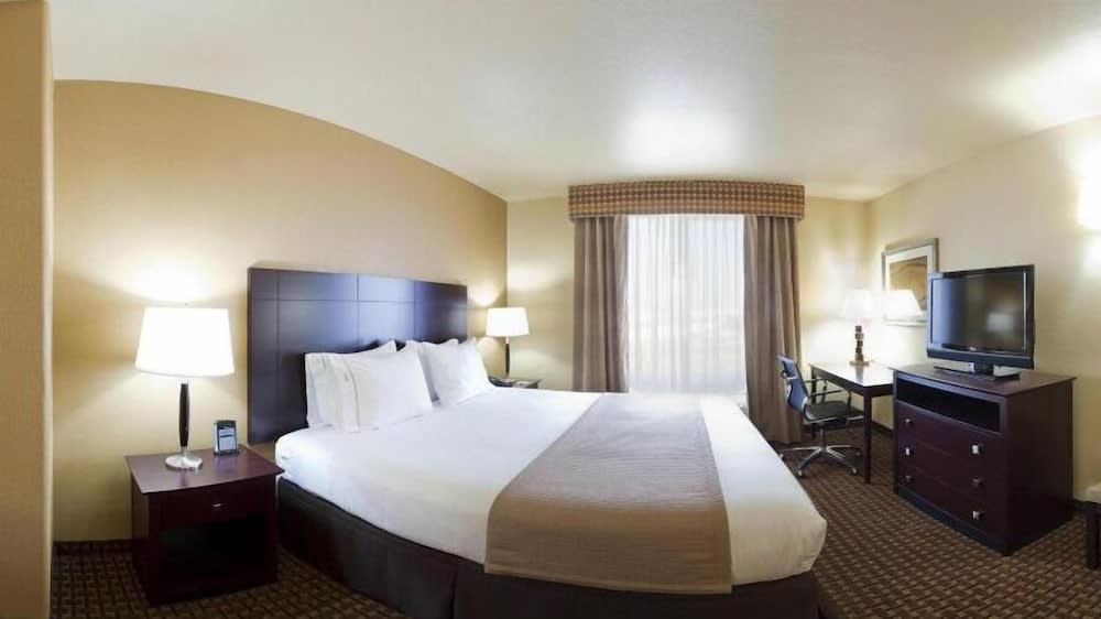 Holiday Inn Express & Suites Dinuba West, an IHG Hotel 4