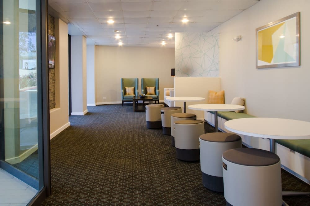 Holiday Inn VICTORVILLE by IHG 2