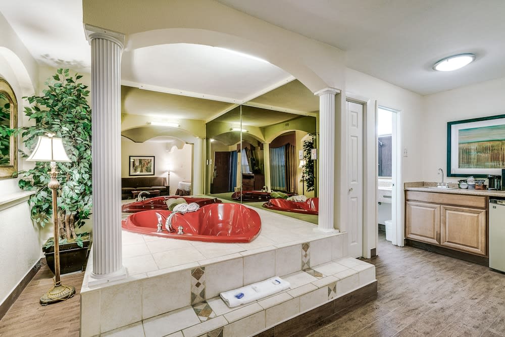 Quality Inn & Suites Dallas-Cityplace 3