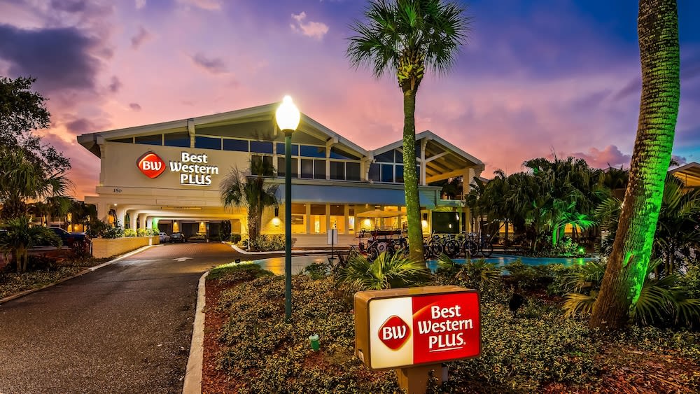 Best Western Plus Yacht Harbor Inn 1