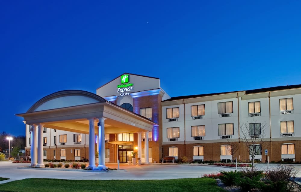 Holiday Inn Express & Suites ST CHARLES by IHG 1