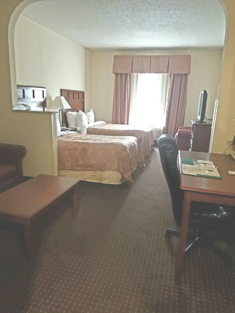 Quality Suites Paducah I-24 5