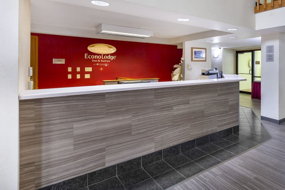 Econo Lodge Inn & Suites Oconto 2