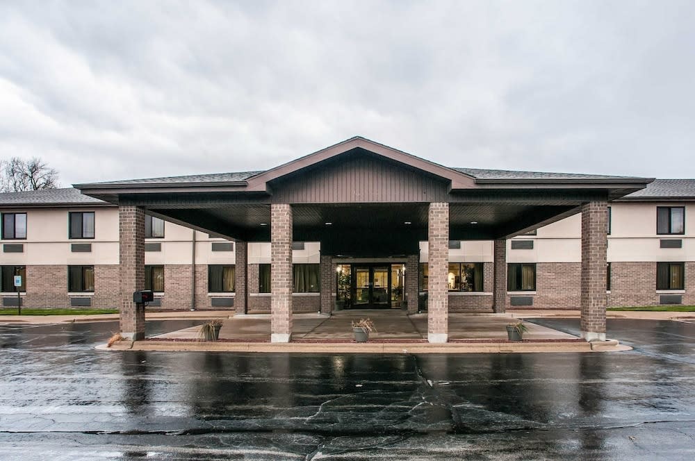 Econo Lodge Inn & Suites Oconto 1