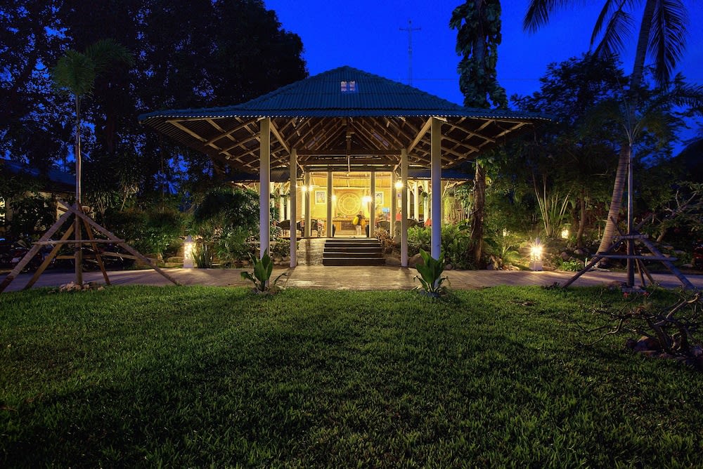 Crystal Bay Yacht Club Beach Resort 2