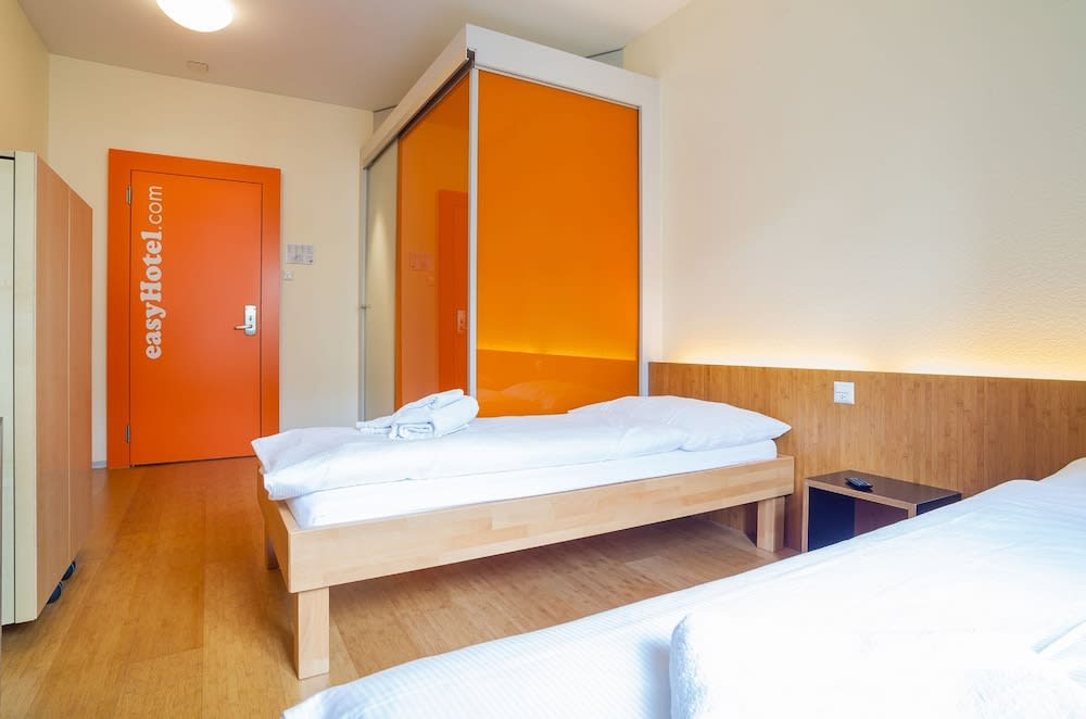 easyHotel Basel - self service and self check-in 5
