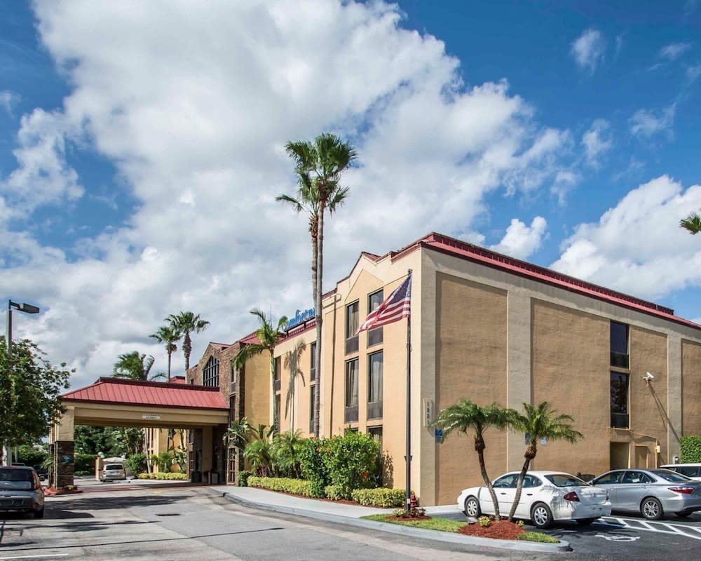 Comfort Inn & Suites Lantana - West Palm Beach South 1