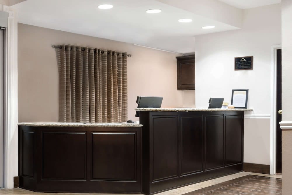 Days Inn & Suites by Wyndham Dallas 2
