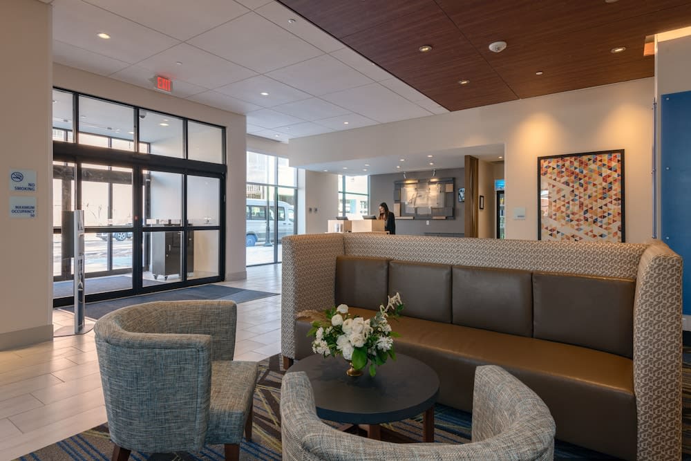 Holiday Inn Express & Suites Tulsa Downtown by IHG 2