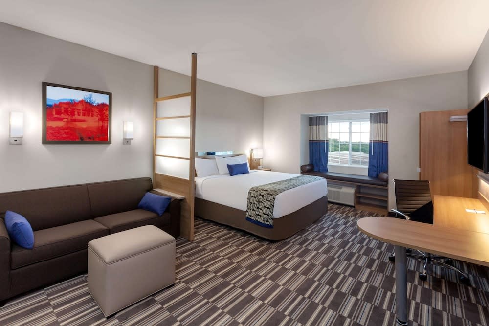 Microtel Inn & Suites by Wyndham College Station 1
