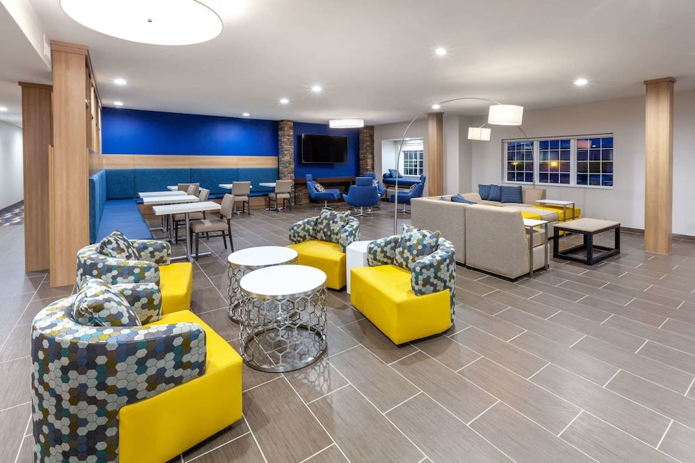 Microtel Inn & Suites by Wyndham College Station 2