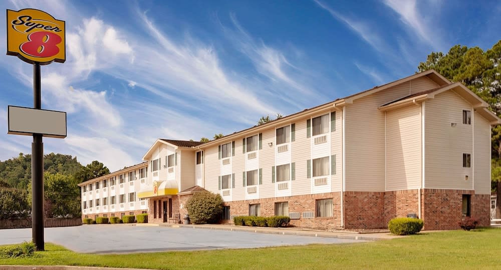 Super 8 by Wyndham Fayetteville 1