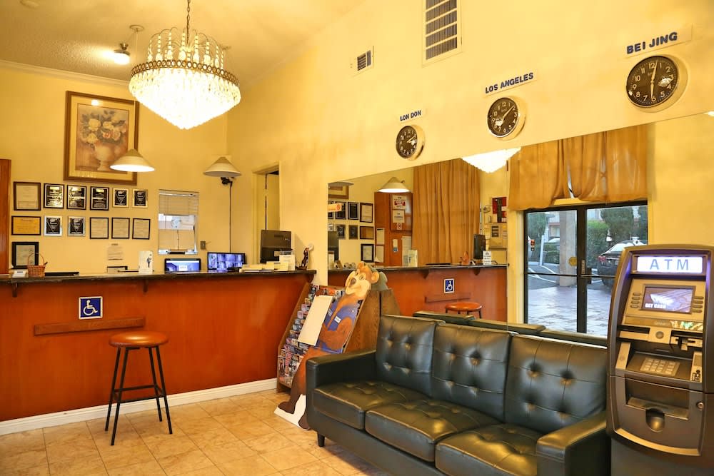 Travelodge by Wyndham Pasadena Central 2