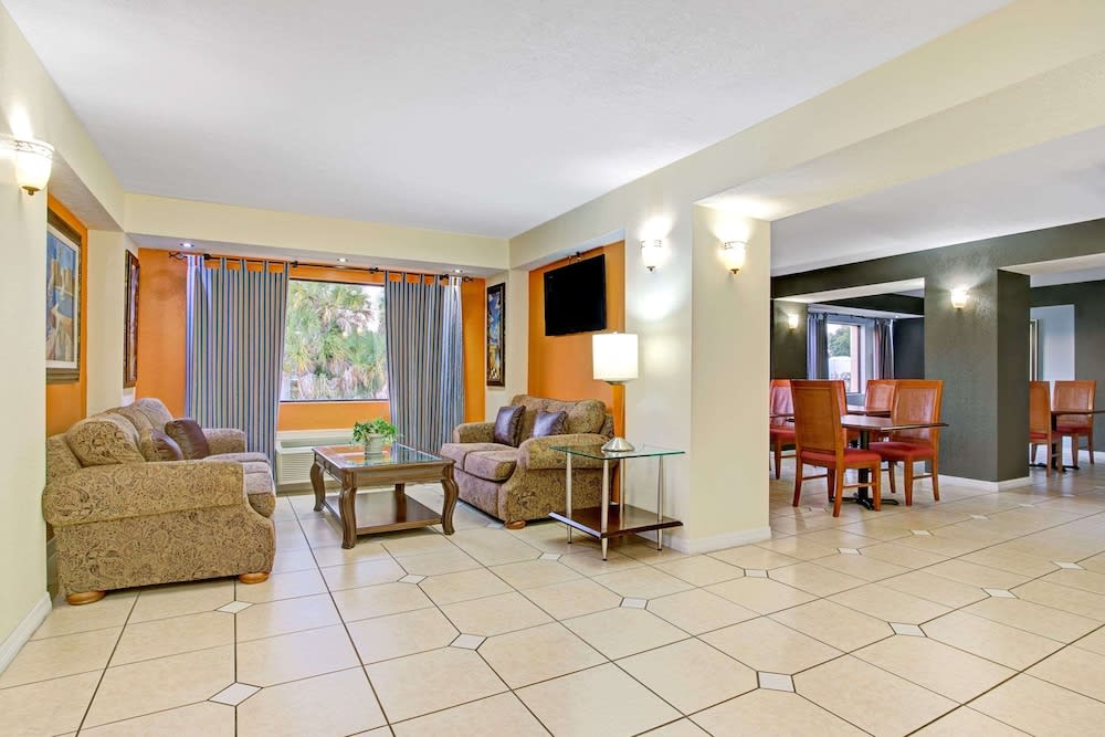 Days Inn & Suites By Wyndham Tampa Near Ybor City 2