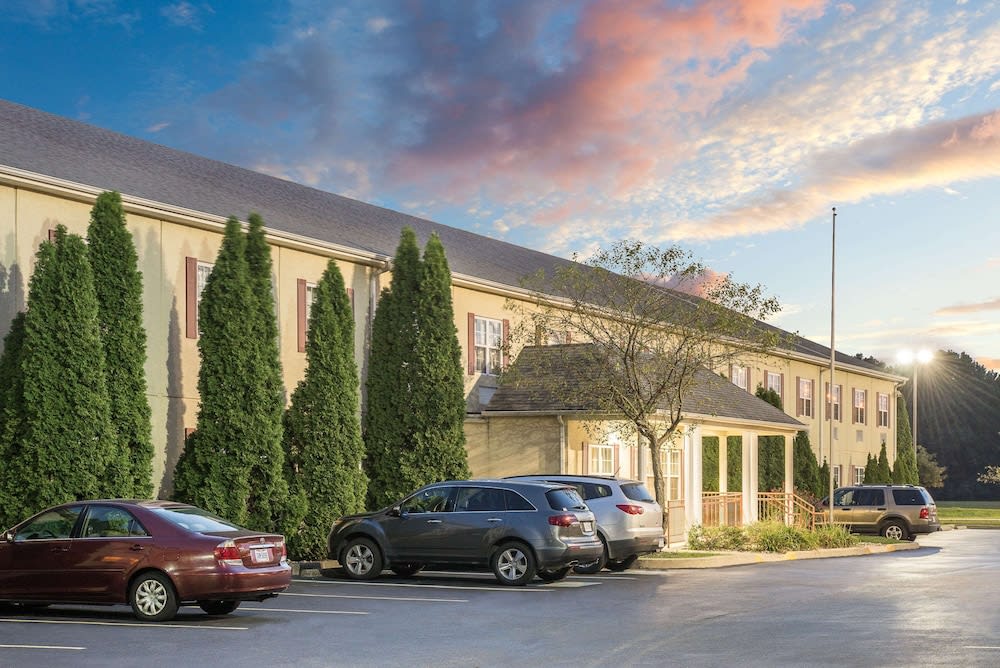 Super 8 by Wyndham Maumee Perrysburg Toledo Area 1